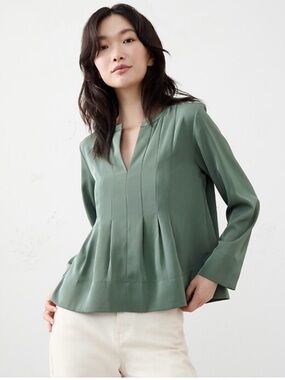 Banana Republic Women’s Long Sleeve
Split Neck Pleated Swing Blouse Sz Medium